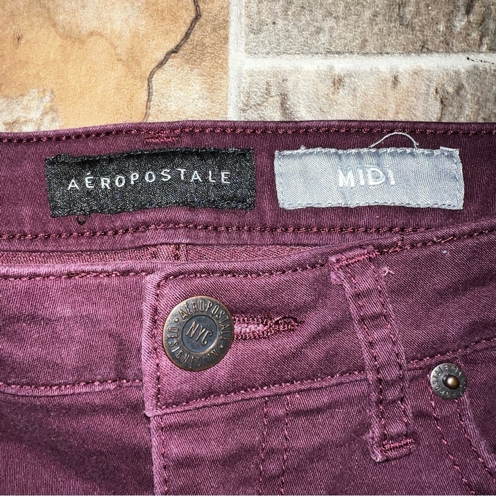 Aeropostale MIDI Cuffed Hem Stretchy Burgundy Shorts - Picture 3 of 10